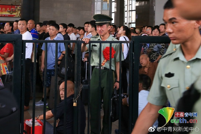 包含贝林厄姆重伤倒地，孙兴慜全队围拢祈祷，场面感人的词条