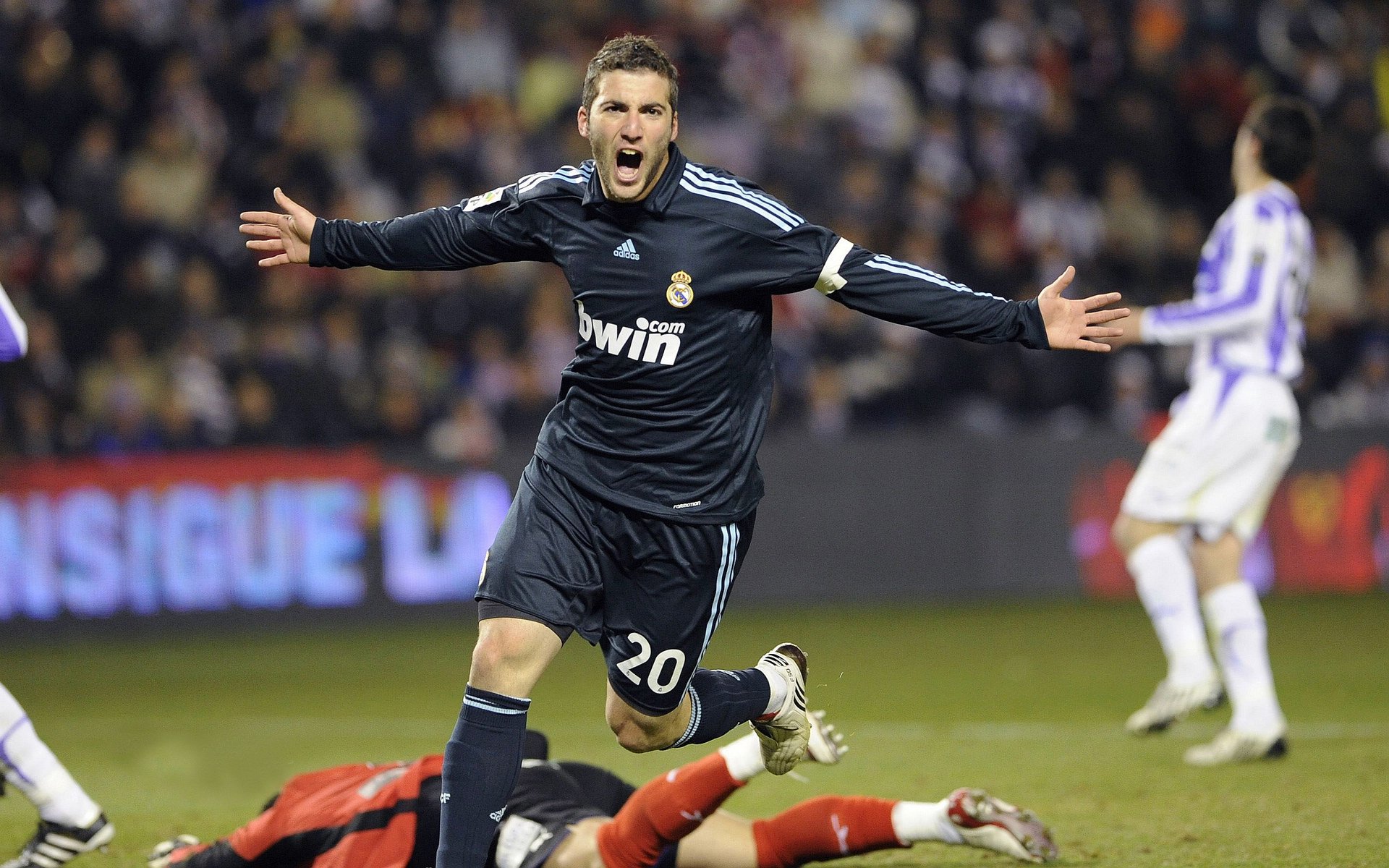 萨拉赫迎来五赛季高光表现,巴塞罗那球迷沸腾!