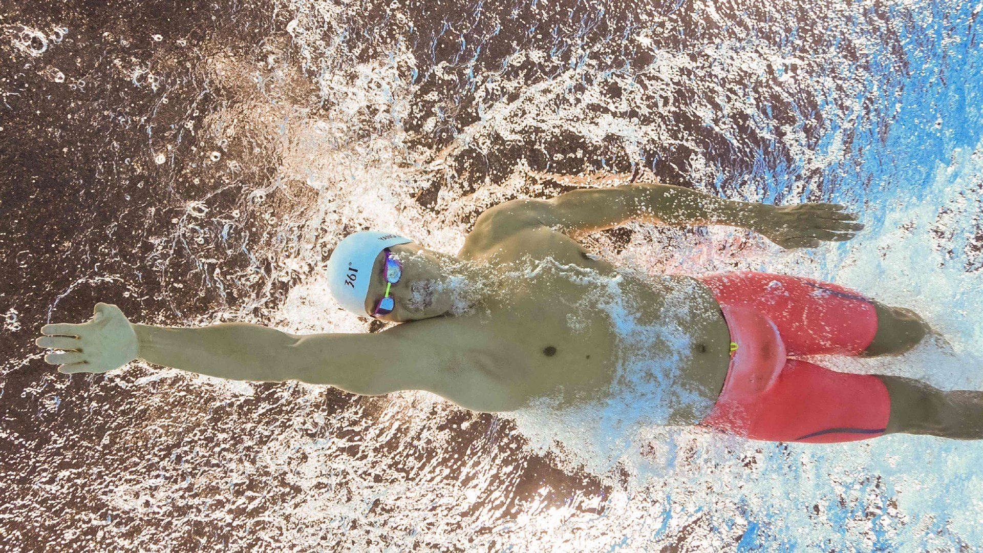 Scout回归赛场,惊险取胜首场状态亮眼,巴塞罗那观众沸腾!